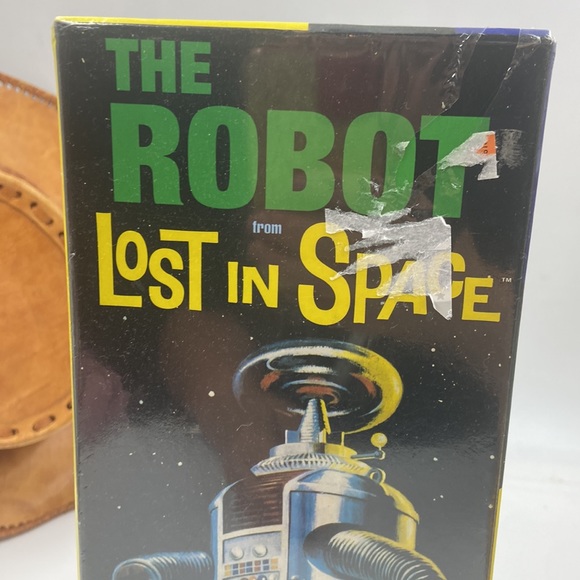 Polar Lights Lost in Space The Robot Plastic Model Kit NIB＃5030 - Picture 2 of 9